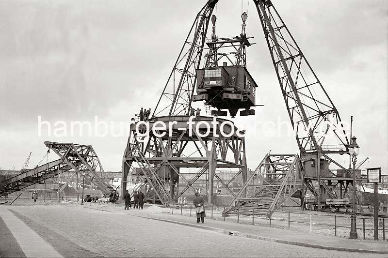 Alte Aufnahmen aus dem Hafen Hamburgs - Schwimmkrne heben das Fhrerhaus auf das Untergestell; 1938 Hamburger Hafen Fotos auf FotoleinwandLeinwand + als Fotoposter.  814_4_360a Die beiden Schwimmkrne hieven das Fhrerhaus des 40t Doppel-Lenker Wippkrans auf das am Rosshft stehende Untergestell - auf ihm stehen zwei Arbeiter und dirigieren das schwere Teil mit einer Leine. Auf der Kaianlagen liegen schon die Teile fr den Kranausleger zur Montage bereit.