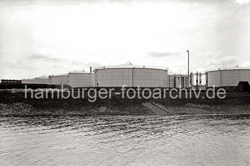 Alte Harburger Fotografien - ltanks im Hafen Harburgs; ca. 1938 - historische Harbugfotos als Geschenk zum Geburtstag, Jubilaeum + Weihnachten.  823_B_259a IBlick ber das gebschte Ufer der Sderelbe auf die ltanks des llagers im Harburger Hafen.