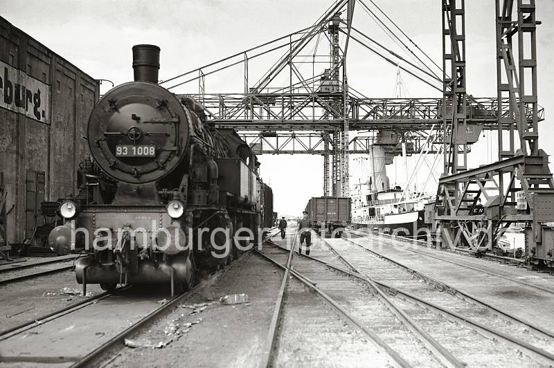 Alte Harburger Bilder - Dampflokomotive 93 1008 - Gterwagen auf den Gleisanlagen Seehafen Harburg - historische Harburgfotos als Geschenk zum Geburtstag, Jubilaeum + Weihnachten. 824_B_260 Eine Gterzugtenderlokomotive der Reihe 93 1008 rangiert auf den Gleisen am Harburger Seehafen - Gterwagen stehen am Kai neben einem Kohlenfrachter, dessen Ladung gerade gelscht wird.