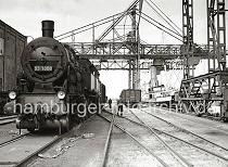 824_B_260 Eine Güterzugtenderlokomotive der Reihe 93 1008 rangiert auf den Gleisen am Harburger Seehafen - Güterwagen stehen am Kai neben einem Kohlenfrachter, dessen Ladung gerade gelöscht wird.