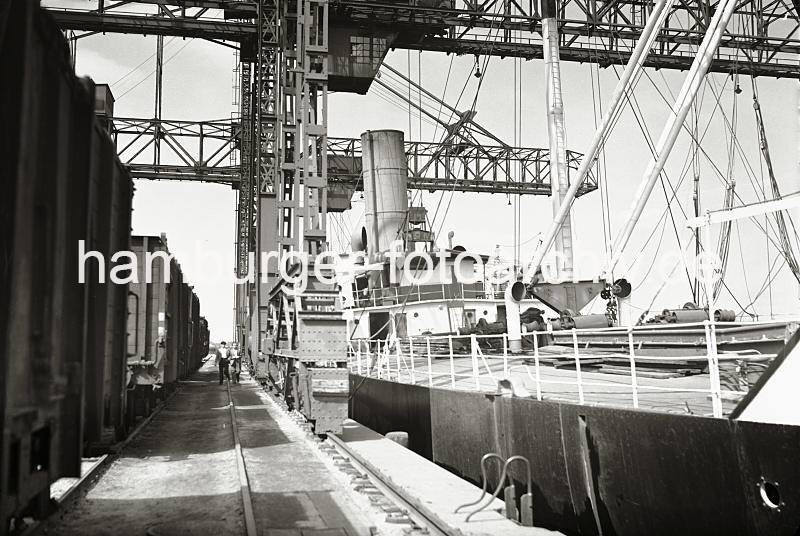 Alte Harburger Hafenaufnahmen - Kohlenfrachter und Krananlage Hafen Hamburg-Harburg; ca. 1938 - Alte Harburg Bilder als Geschenk zum Geburtstag, Jubilaeum + Weihnachten. 826_B_261a Im Harburger Seehafens wird die Kohleladung eines Dampfschiffs gelscht. Die Greifer der Krananlage holen die Kohle aus dem Laderaum des Schiffs und verladen diese in die bereit stehenden stehenden offenen Gterwagen.