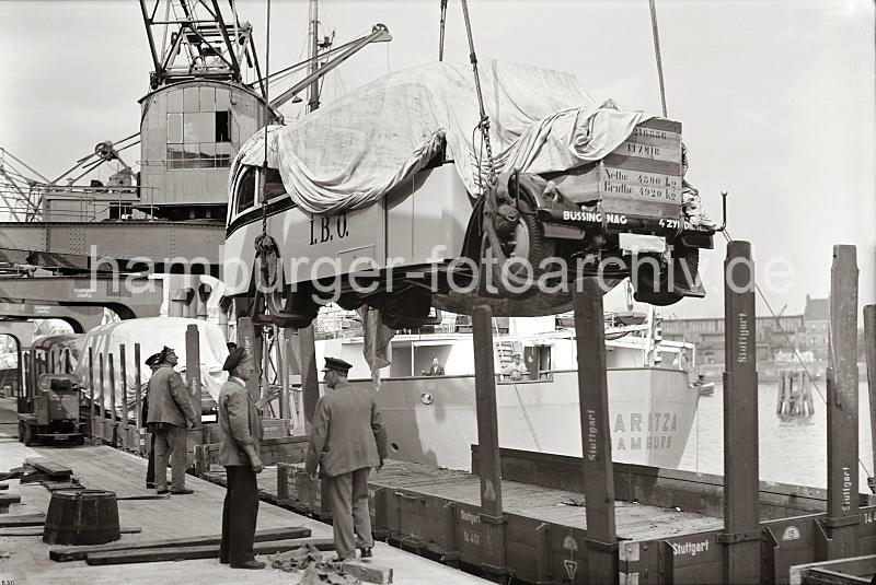 Historische Hafenbilder - Abladen eines BSSING NAG 4 Zylinder Dieselbusses; ca. 1937 - Alte Fotos als Geschenk zum Geburtstag, Jubilaeum + Weihnachten.  835_B_302 Mit einem speziellen Ladegeschirr, das um die Rder des Autobusses gelegt wird,  hebt der Schwimmkran den 4800 kg schweren BSSING NAG Bus von dem offenen Gterwagen. Die Hafenkrne, die am Kai die Schiffsbeladung vornehmen, knnen zumeist nur eine Last bis maximal 3000 kg befrdern.