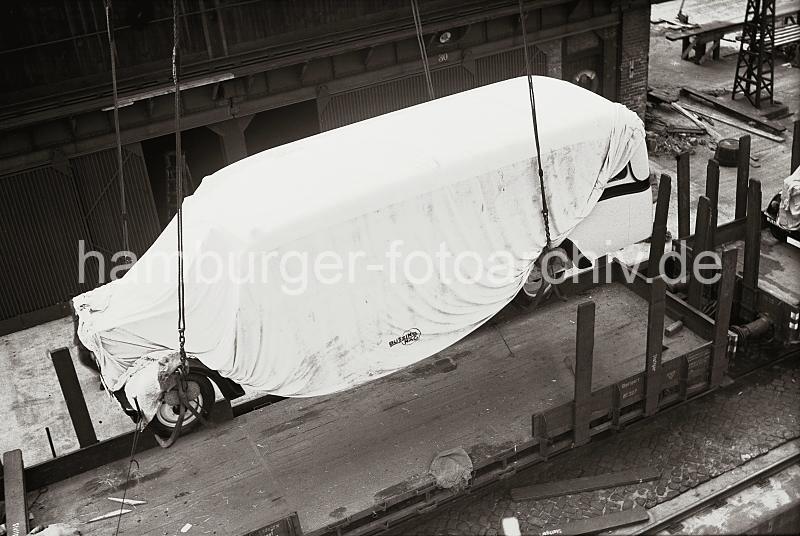 836_B_302a Mehrere BSSING NAG Busse sind mit einem Gterzug in den Hamburger Hafen gebracht worden. Die Fracht wird ber die Gleisanlagen der Hafenbahn direkt auf den Hafenkai transportiert - dort hebt ein Schwimmkran die 4800 kg schwere Last von den offenen Gterwagen an und bereitet die Verladung auf ein Frachtschiff vor. Historische Hafenbilder - Abladen eines BSSING NAG 4 Zylinder Dieselbusses; ca. 1937 - Alte Fotos als Geschenk zum Geburtstag, Jubilaeum + Weihnachten. 