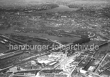269_2367 Luftaufnahme von Hamburg Veddel und Hafengebiet ca. 1932 - im Vordergrund die unter dem Einfluss des damaligen Oberbaudirektor Fritz Schumacher entstandenen Backstein-Wohnblocks auf der Veddel; rechts der
