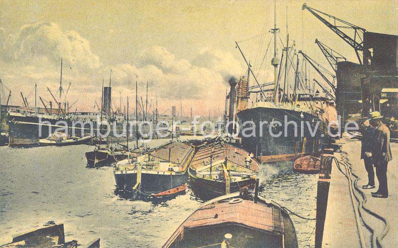 09540370 historisches Foto vom Hamburger Hafen ca. 1905; am Hafenkai liegen die Frachter, Schuten und Kähne haben längsseits fest gemacht und nehmen die Ladung auf. Auf der Kaianlage stehen Krane, die das Frachtschiff löschen. 