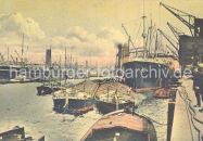 09540370 historisches Foto vom Hamburger Hafen ca. 1905; am Hafenkai liegen die Frachter, Schuten und Kähne haben längsseits fest gemacht und nehmen die Ladung auf. Auf der Kaianlage stehen Krane, die das Frachtschiff löschen.