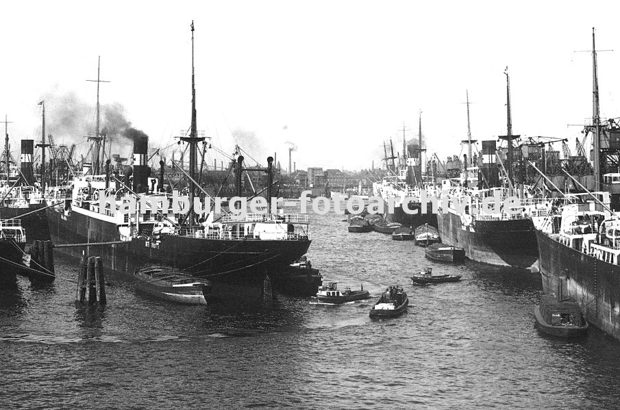 0954004 dicht gedrngt liegen die Schiffe im Hamburger Hafen - links Frachter an Duckdalben im Oderhafen; dazwischen fahren Barkassen und kleine Schlepper - rechts das Stettiner Ufer und seinen Ladekranen.