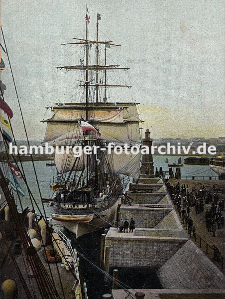 k_119688 Erffnung des Kuhwrder Hafens ca. 1906 - Gste stehen an den Kaianlagen ind beobachten ein Segelschiff, das gerade angelegt hat und die Segel refft. 