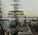 k_119688 Eröffnung des Kuhwärder Hafens ca. 1906 - Gäste stehen an den Kaianlagen ind beobachten ein Segelschiff, das gerade angelegt hat und die Segel refft.