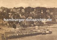 09540362 historisches Bild von Hamburg Blankenese; Blick auf die Landungsbrücken. Dicht gedrängt stehen die Ausflügler und Touristen auf dem Anleger und warten auf das Fährboot, das gerade anlegt.