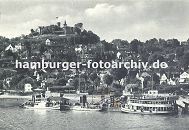 09540363 Ansicht vom alten Hamburg Blankenese - drei Ausflugsschiffe haben am Anleger festgemacht. Eine Wassertreppe führt vom Ponton zum Ufer. Auf der Spitze des Süllbergs die Türme des Restaurants.