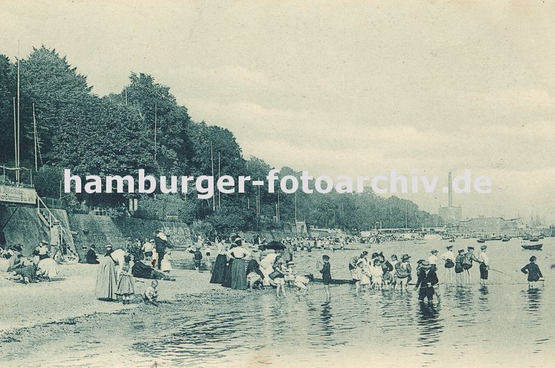 09540369 historisches Motiv vom Strand an der Elbe bei Oevelgoenne / Altona ca. 1890. Kinder spielen im Wasser, sie stehen bis zu den Knien in der Elbe - die Eltern liegen im Sand am Elbufer. Im Hintergrund die Fabrikanlagen und Schornstein von Neumhlen.