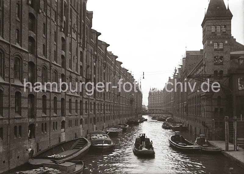 Historische Industriefotografie - Bildarchiv der Hamburger Hafen und Logistik AG Barkassen und Lastkhne auf dem Brooksfleet - Speicherblock E + M; Kibbelsteg.  01147749_564 Blick von der Brcke "Auf dem Sande" ber das Brooksfleet. Beladene Schuten liegen unter den Ladeluken der Lagerbden von den Speicherblcken E und M. Rechts der Anleger vor dem Kesselhaus Am Sandtorkai. Im Hintergrund der Kibbelsteg.