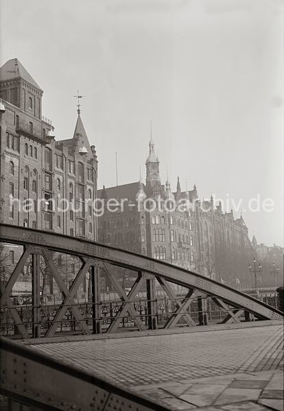 Hamburger  Speicherstadt -  Fotoarchiv der HHLA - Neuerwegsbrcke - St. Annnen; ca. 1936.  01147750_B_333a Blick von der Neuerwegsbrcke ber den Fleet Hllndischer Brook zur Strae St. Annen. Links der Speicher P mit den Kupferdchern der Winden an der Fassade und im Hintergrund das Verwaltungsgebude der HHLA und der Speicherblock U am Kanal im Hamburger Freihafen.