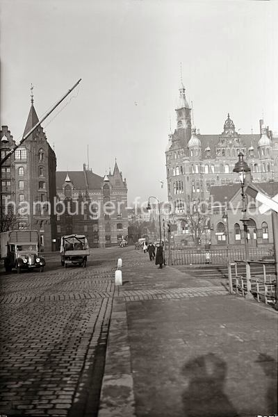 Historische Speicherstadt Hamburg - Archiv der HHLA. Brooktor - St. Annen; ca. 1936. 01147751_B_332a Blick vom Brooktor zum Bahnbergang, dessen Bahngleise u.a. zum Brooktorkai und Sandtorkai fhren. Hinter der St. Annnenbrcke lks. der Speicher R und U mit der Verwaltung der Hamburger Hafen- und Lagerhausgesellschaft. Im Hintergrund das Lagerhaus P am Neuen Wandrahm.