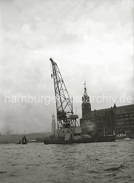 Historische Hamburg Bilder vom berseehafen -Schwimmkran auf de Elbe - Kaispeicher A, Hamburg Panorama mit Michel; ca. 1934.  01166_10925T Ein 25 t Schwimmkran fhrt auf der Elbe vor Kaiserhft / Kaiserspeicher. Auf seinem Turm ist eine Zeitballanlage errichtet, die von der Sternwarte am Millerntor um 12.00 Uhr Mittags ausgelst wird.