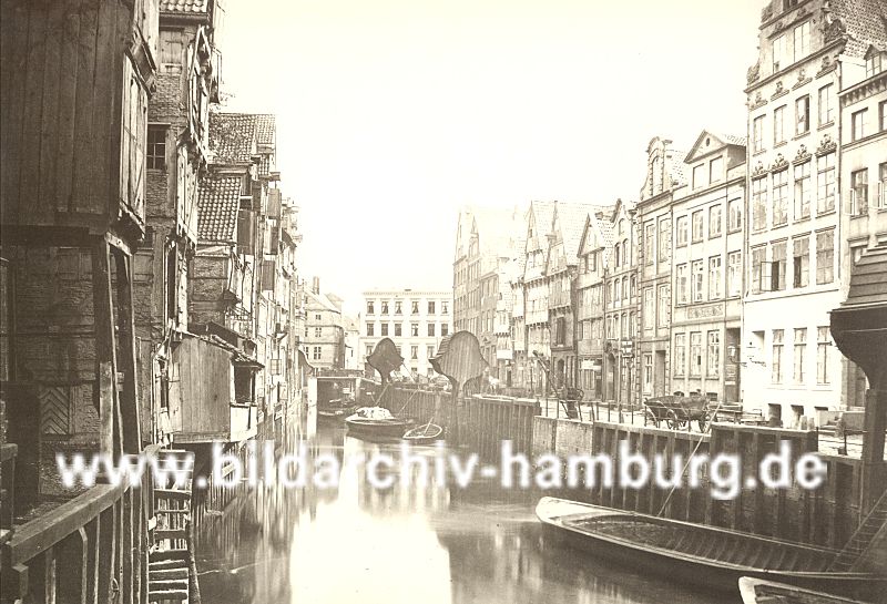 01147704 das Holländisch Brook wurde ca. 1560 zum ersten Mal erwähnt - es wurde damal das Wohngebiet von emigrierten Holländern - die Winden am Kaiufer zeugen in ihrer Form noch vom Holländischen Ursprung. Durch den Zollanschluss Hamburgs 1888 an Preußen entstand in diesem Gebiet der Hamburger Freihafen - die dort arbeitenden und lebenden Menschen (ca. 20 000) mussten umgesiedelt werden - die Wohn- und Lagerhäuser wurden abgerissen und die  Speicherstadt mit ihrer Infrastruktur errichtet. 