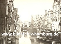 01147704 das Holländisch Brook wurde ca. 1560 zum ersten Mal erwähnt - es wurde damals das Wohngebiet von emigrierten Holländern - die Winden am Kaiufer zeugen in ihrer Form noch vom Holländischen Ursprung. Durch den Zollanschluss Hamburgs 1888 an Preußen entstand in diesem Gebiet der Hamburger Freihafen - die dort arbeitenden und lebenden Menschen (ca. 20 000) mussten umgesiedelt werden - die Wohn- und Lagerhäuser wurden abgerissen und die  Speicherstadt mit ihrer Infrastruktur errichtet.