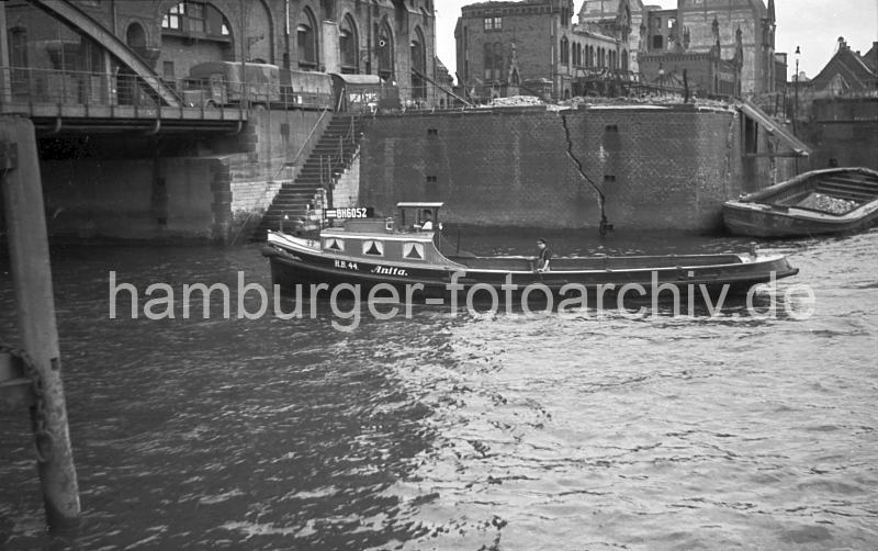 Alte Hamburgbilder aus dem Hafen; Kriegsschden im Magdeburger Hafen, Rumarbeiten - Hausruinen; ca. 1948 - Prints auf Leinwand / Posterprint als Geschenk fuer buero. 02202_0 Die Barkasse ANITA fhrt im Magdeburger Hafen Richtung Brooktorhafen; lks. ein Ausschnitt des Eisen- bogens der Magdeburger Brcke. Vor dem Kaispeicher B steht ein LKW mit Anhnger, die Ladeflche ist mit einer Plane abgedeckt. Die Kaimauer ist durch Kriegseinwirkung gerissen - auf dem Kai stehen Hausruinen; ber eine Holzrutsche werden Tmmer und Steine in die darunter liegende Schute geladen.