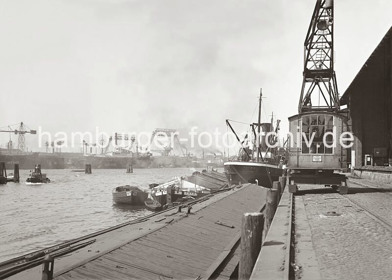 Historische Hamburgbilder aus dem Hafen; Binnenschiffe am Strandkai - Frachtschiff; Schwimmdock Deutsche Werft, Reiherstieg; ca. 1935 - Fotos auf Foto-Leinwand, Posterprint als Geschenk fuer Jubilaeum, Abschied + Geburtstag. 02219_655a Ein Binnenschiff mit abgedeckten Laderaum liegt am Strandkai des Strandhafens - ein weiterer Elbkahn hat lngsseits des Frachters ZEALAND mit Heimathafen Liverpool fest gemacht. Auf dem gegenber liegenden Elbufer sind die Werftanlagen der Deutschen Werft am Reiherstieg zu sehen.