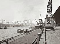 02219_655a Ein Binnenschiff mit abgedeckten Laderaum liegt am Strandkai des Strandhafens - ein weiterer Elbkahn hat längsseits des Frachters ZEALAND mit Heimathafen Liverpool fest gemacht. Auf dem gegenüber liegenden Elbufer sind die Werftanlagen der Deutschen Werft am Reiherstieg zu sehen.