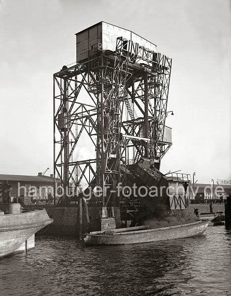 Kohlenumschlag am Kirchenpauerkai - Schwingkipper; ca. 1932 02224_174 Kohlenumschlag am Kirchenpauerkai - die Ladung Kohle eines Gterwaggons wird direkt auf eine Schute gekippt. Kohlenstaub steigt aus dem Frachtkahn auf - der Ewerfhrer steht am Bug seines Schiffs.