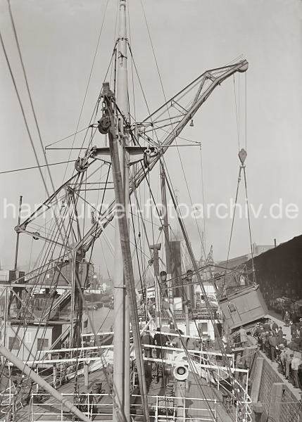 Historische Hamburg-Bilder; Umgestrzter Rollkran im Baakenhafen - Schaulustige; ca. 1932. 02233_750 Der Rollkran, der beim Lschen eines Frachtschiffs bergewicht bekommen hat und auf das Deck des Frachters gekippt ist, wird von einem Schwimmkran ber den Frachter gehoben. Im Hintergrund liegen Frachter an den Dalben im Baakenhafen.