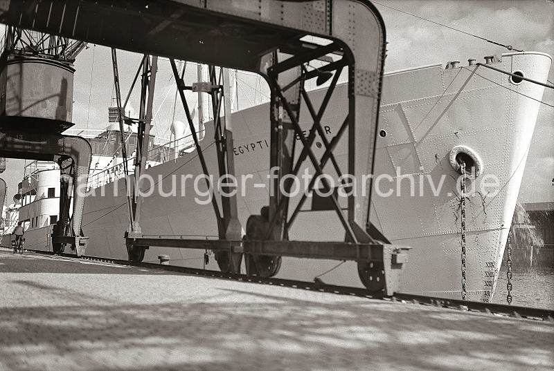 Historische Hamburger Hafenfotos. Khlschiff am Versmannkai - Portale der Krananlage im Baakenhafen; ca. 1937. 02237_B_250 Der Fruchtfrachter EGYPTIAN REEFER am Versmannkai vor den Fruchtschuppen vor Anker gegangen. festgemacht. Die Halbportalkrne berspannen den gepflasterten Kai und laufen auf schienengefhrten Rdern auf der Kaimauer.