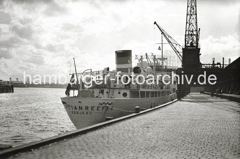 Khlfrachter am Versmannkai - Fruchtschuppen im Baakenhafen; ca. 1937. Historisches Bildmaterial des Hamburger Hafens aus dem Archiv der HHLA.  02239_B_251 Blick auf das Heck des Khlschiffs EGYPTIAN REEFER am Versmannkai vor den Fruchtschuppen - die Flche zwischen Laderampe und Kaimauer ist fr die Lieferfahrzeuge gepflastert. Schienen fr die Hafenbahn sind nicht vorhanden, Gterwaggons werden auf der Landseite der Schuppen beladen.