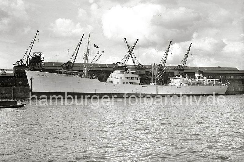 Khlschiff EGYPTIAN REEFER im Hamburger Baakenhafen; ca. 1937. Historische Fotografien vom Hafen Hamburgs aus dem Archiv der HHLA. 02240_B_249a Blick ber das Hafenbecken des Baakenhafens zum Versmannkai - die Ladung des weissen Khlfrachters EGYTIAN REEFER wird am Versmannkai vor dem Fruchtschuppen A gelscht. 