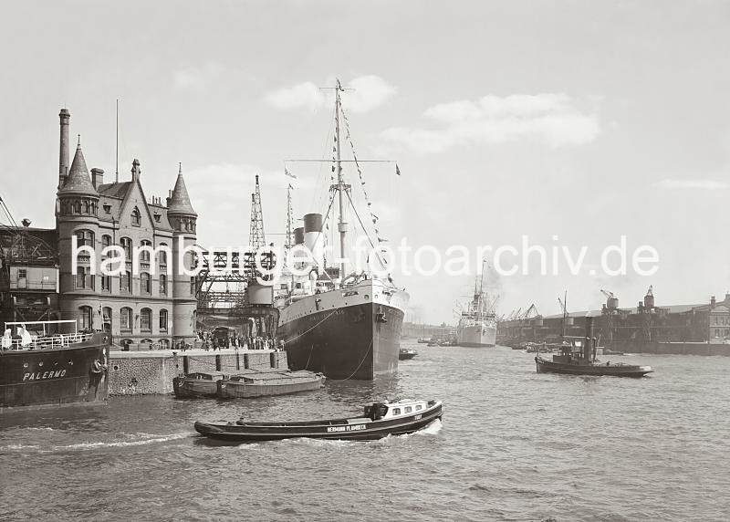 Passagierschiff der MONTE SARMIENTO der Reederei Hamburg Sd; Hamburger Hafen. Alte Hafenbilder aus der Hafenstadt Hamburg.  02243_755a Die MONTE SARMIENTO liegt am Versmannkai des Hamburger Baakenhafens. Das 1924 in Dienst gestellte Passagierschiff war zu diesem Zeitpunkt mit 10 000 BRT das grte Motorschiff der Welt. Die Reederei Hamburg- Sdamerikanische Dampfschifffahrtsgesellschaft hat den Bau bei der Hamburger Werft Blohm + Voss in Auftrag gegeben.