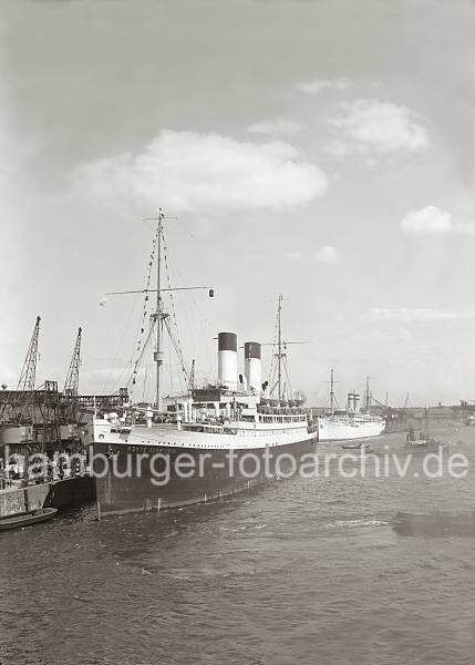 Passagierschiff MONTE SARMIENTO im Hamburger Hafen; ca. 1934.  02244_756a Das 1924 gebauten Passagierschiffe MONTE SARMIENTO liegt vorm Fruchtschuppen A am Versmannkai des Hamburger Baakenhafens. Das 152 m lange und 20 m breite Dampfschiff gehrt der Reederei Hamburg Sd und wurde nach einem Berg im sdamerikanischen Feuerland benannt.