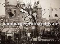 01147716 die Einweihung vom ersten Bauabschnitt der Hamburger Speicherstadt fand am 29. Oktober 1888 unter Anwesenheit Kaiser Wilhelm II statt. Der symbolische Schlussstein wurde an der Brooksbrücke gesetzt, die zu diesem Anlass mit Fahnen und Girlanden geschmückt war. Im Hintergrund ist der Turm der St. Katharinenkirche zu erkennen. 