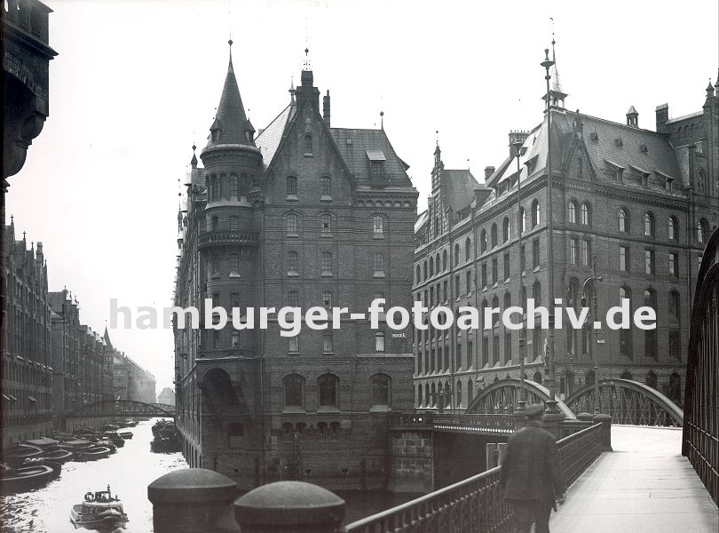 01147730 Blick von der Neuerwegsbrcke zum Speicherblock G, rechts ist ein Ausschnitt vom Speicherblock H zu erkennen. dicht gedrngt liegen die Schuten im Fleet und werden gelscht oder beladen - eine Barkasse in Fahrt Richtung St. Annenbrcke. Ganz im Hintergrund ist das Polizeigebude am Kehrwieder zu erkennen. 