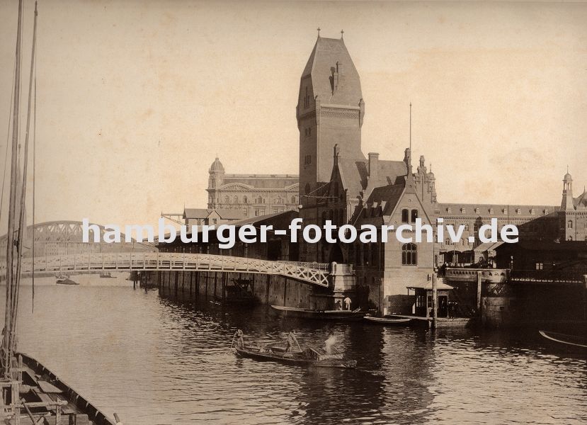 01147746 historisches Bild Hamburgs - zwei Männer staken ihren Kahn mit langen Stangen über den Zollkanal in Höhe der Fussgängerbrücke Jungfernbrücke. Auf dem kleinen Schiffsanleger am Kai des Kanals werden in einer hölzernen Zollstation die Ankommenden von einem Zollbeamten kontrolliert.